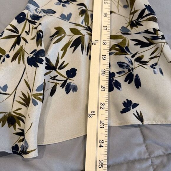 Vince Camuto Flutter Sleeve Floral Blouse Creamy beige Blue Green Flower Size 3X - Picture 9 of 10